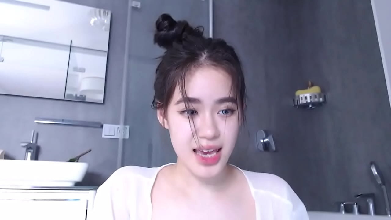 Thủ dâm nước bắn tung tóe